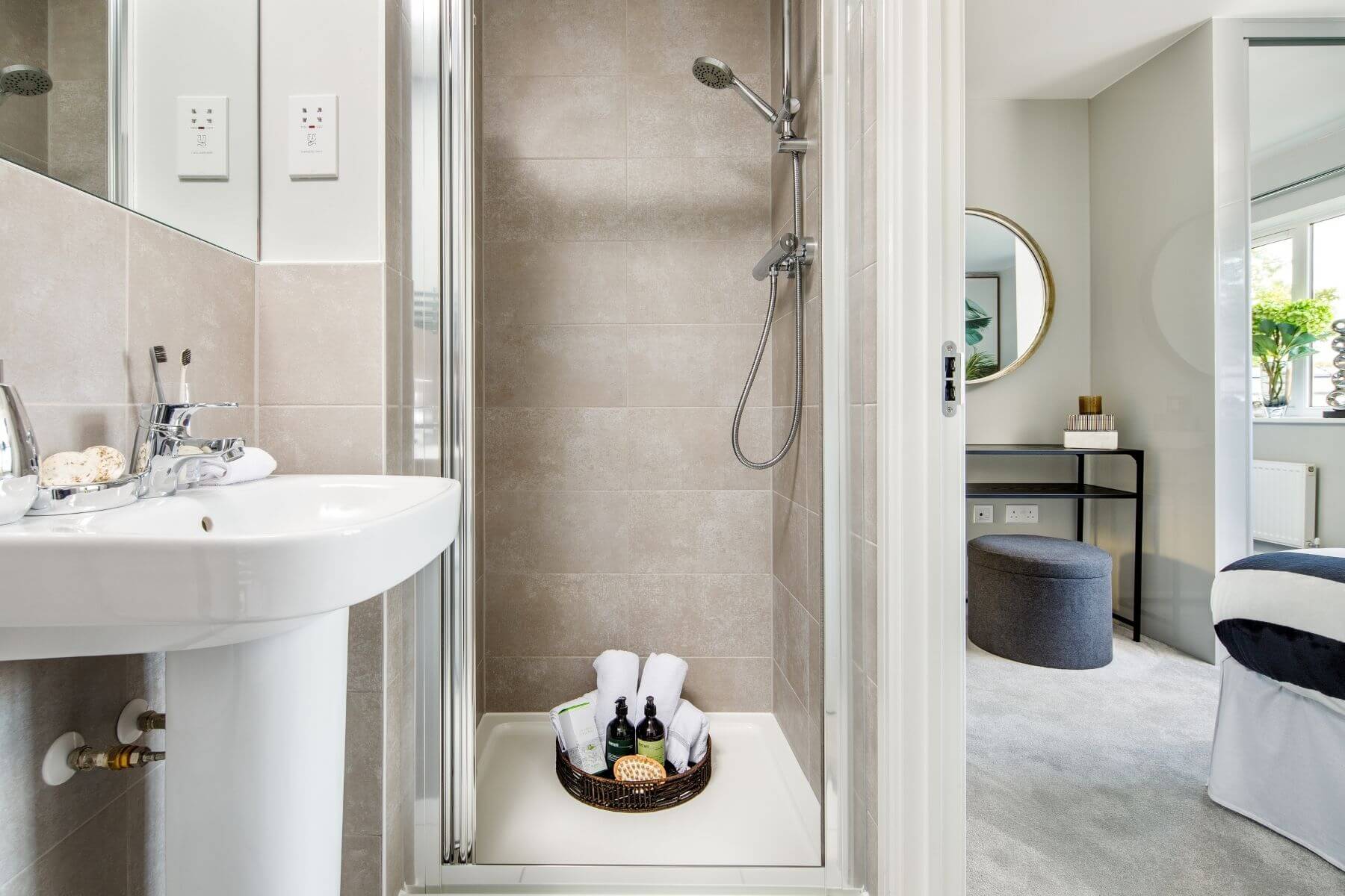 Modern en-suite bathroom stock image. Image of hand, flat - 13481525